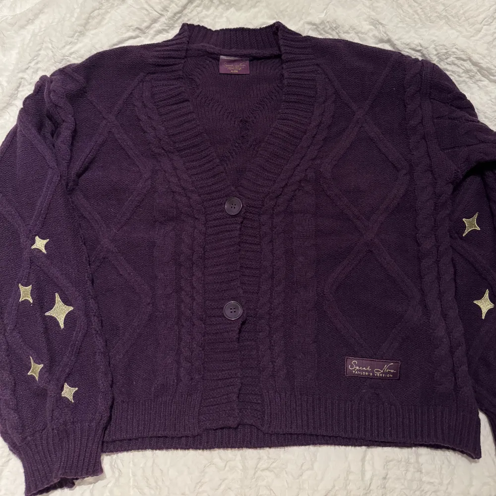 Size XL/2XL  Dark purple  Purchased from Taylor’s official store  Never worn only tried on. Tröjor & Koftor.