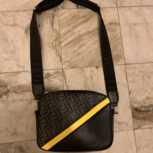 Fendi väska  - Fendi axelremsväska 