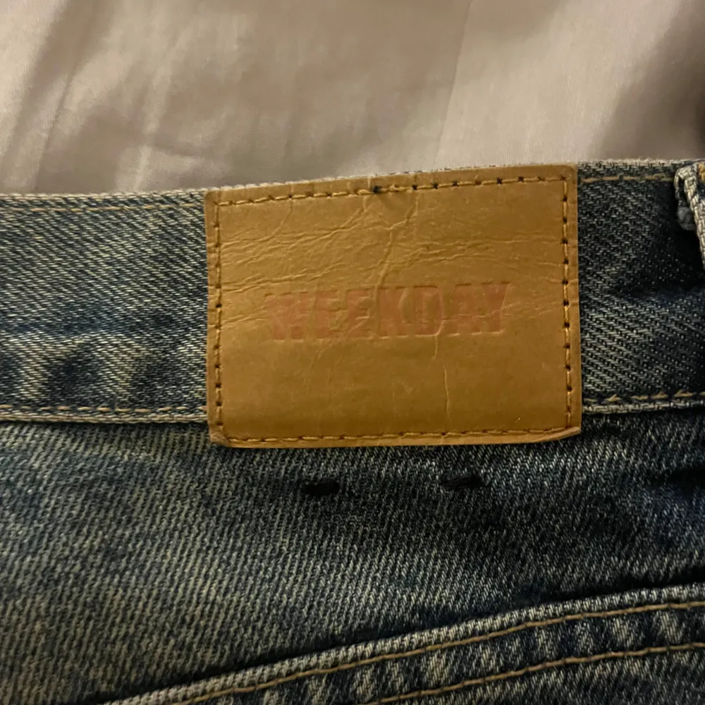 Weekday Galaxy Jeans i färgen Gasoline Blue. Säljer pga att de är för små. Storlek 28/30. Nypris ca 760kr. Jeans & Byxor.