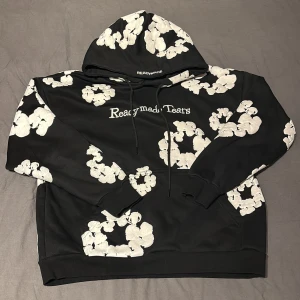 Denim Tears x Ready Made hoodie - Denim tears ready made collab jag säljer eftersom jag inte gillar hur den sitter på mig . Den är storlek M men är lite större skulle jag säga. Använts typ 4 gånger