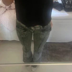 Nelly jeans  - Säljer mina så fina nellyjeans som endast är använda få gånger! De är helt slutsålda, priset kan diskuteras vid snabb affär, köpta från Vinted🩷TRYCK EJ PÅ KÖP NU!! 