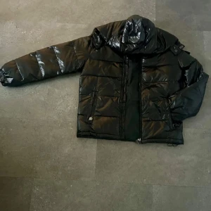 Svart puffer jacket  - Svart puffer i oanvänt skit, inga defekter säljer billigt då den är för liten (185)hör av er. Pris är inte fast