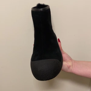 Svarta boots från Bally - Snygga svarta boots från Bally i mocka med dragkedja bak. Perfekta för höst och vinter med en robust sula som ger bra grepp. De har en stilren design som passar till det mesta. Skorna är i mycket bra skick och redo för nya äventyr!