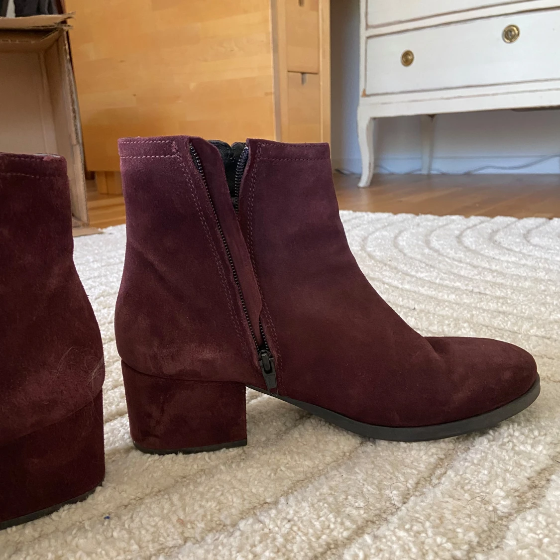 Vinröda mocka boots med dragkedja