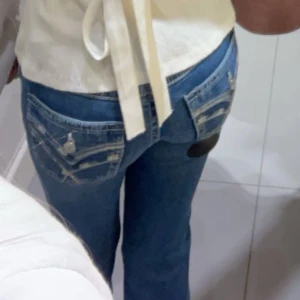 Blå jeans med dekorativa fickor - Säljer ett par snygga blå jeans med coola detaljer på bakfickorna. De har en normal passform och är perfekta för vardagsbruk. Jeansen är i mycket bra skick. Storleken är 152. Dem är köpta på Gina tricot. Dem är som nya. Köpte förra månaden och endast använt en gång.