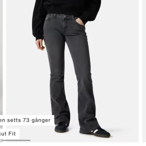 Grå bootcut jeans -  Super snygga grå lågmidjade bootcut jeans från Junkyard i storlek s!. De är knappt använda då de är för stora, så i väldigt fint skick! Nypris 599💕
