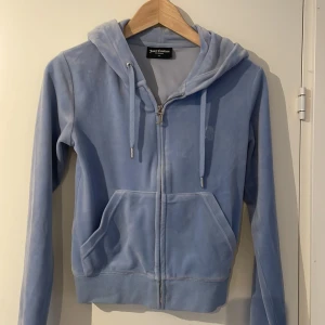 Juicy couture - Ljusblå hoodie från juicy couture. I fint skick! Kan ordna med fler foton om så önskas. 
