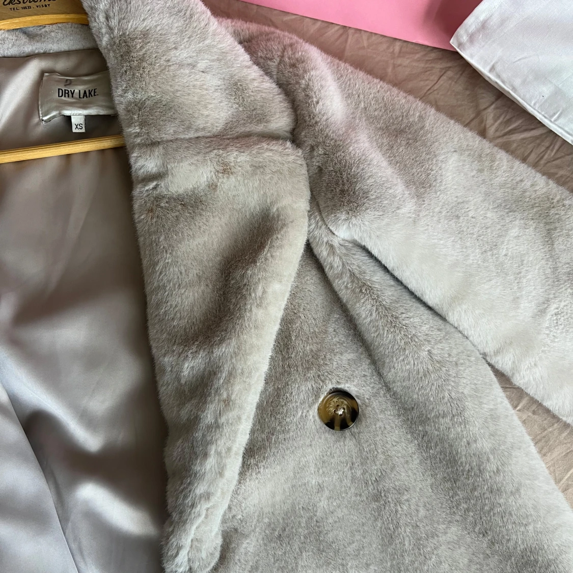 Beige pälsjacka från Dry Lake lång modell - 90