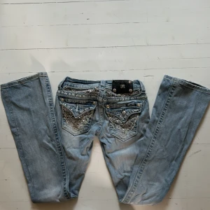 MissMe jeans  - Super coola MissMe jeans dock saknas ena bakficka knappen och gylf knappen är utbytt därav priset. Midjemått tvärsöver 35cm, Innerbenslängd 81cm 💞
