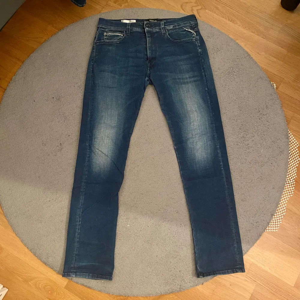 Ett par snygga Replay Grover jeans. Jeansen är i ett bra skick och säljs nu för ett billigt pris då jag vill ha de sålt fort! Skriv vid funderingar!. Jeans & Byxor.