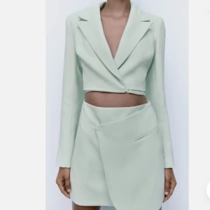 Zara klänning  - Säljer såå snygg klänning från Zara💚  Oanvänd!  Nypris runt 900kr