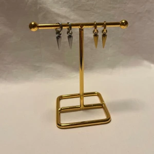 Örhängen  - Väldigt fina örhängen! Finns i silver och guld.  Köp för 89kr/st Eller 159kr/paret. Modell 140 Smyckes ställningen finns även att köpa för 299kr!