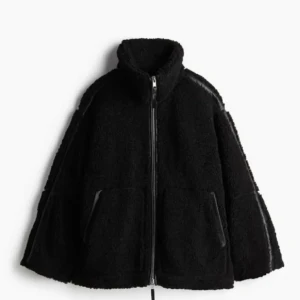 Svart teddyjacka med dragkedja - Mysig svart teddyjacka perfekt för kyliga dagar. Perfekt för både höst och vinter! Har kvar prislappen och är inköpt i veckan. Den är lite overzized 