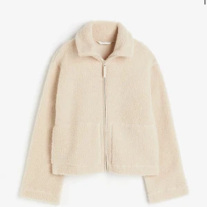 Teddyjacka  - säljer min sjukt snygga och efterfrågade teddyjacka från hm! jättebra skick, tvättas innan jag postar😇😇 priset kan diskuteras 