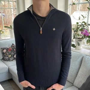 Morris half zip  - Riktigt skön Morris half zip i toppskick! Knappt använd. Storlek S. Marinblå. Modell 1,80. Nypris 1799