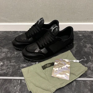 Valentino Rockrunners  - Säljer mina Valentino Rockrunners sneakers i svart. Skorna är i mycket bra skick knappt använda pågrund av av att de var för små för mig, Kommer med originalpåse och tagg. 
