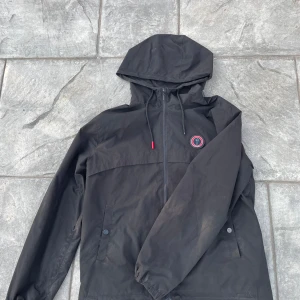 Trapstar jacka  - Tjena Säljer min riktigt feta Trapstar jacka i bra skick för att den inte riktigt passade mig. 110% digitalt kvitto finns. Storlek: L. Skick: 8/10. Den är Perfekt nu till hösten. Om du har några frågor, funderingar eller vill ha fler bilder så är det bara att skriva till mig. Pris kan diskuteras vid smidig affär.