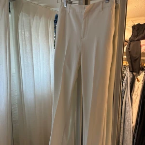 Vita kostymbyxor från Bik Bok - Oanvända vita kostymbyxor från Bik Bok i storlek 36