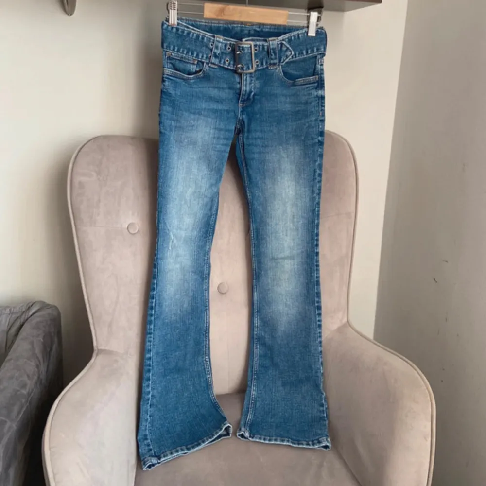Säljer dessa super fina och unika jeansen som tyvärr inte kommer till någon användning längre då jag har alldeles för mycket jeans💋 midjemått 36 . Farkut & Housut.