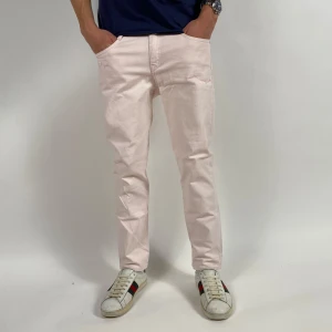 Diesel jeans 28/32 - Modellen är 184 och väger 70kg  Diesel jeans 28/32 | Modell D-Rifty | Passform slim fit Midjemått - 37 cm  Benets längd - 95 cm  Fotvidd - 17 cm  Hör av dig vid frågor!