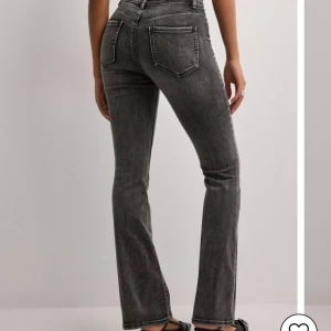 Grå bootcut jeans - Snygga grå bootcut jeans från veromoda. Köpta för 550 säljer för 400!!