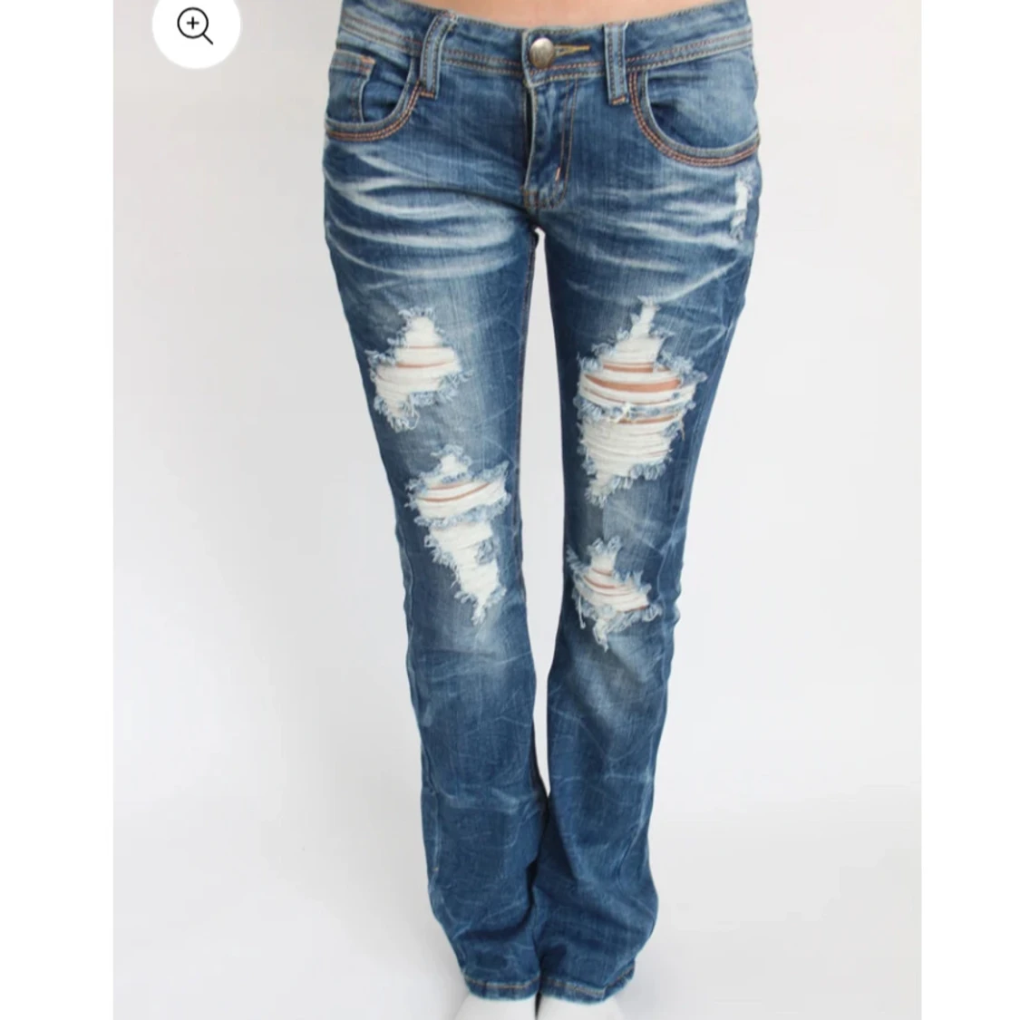 Super coola low waist bootcut jeans med hål
