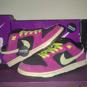 Nike sb dunk low terra red plum  - Skick 8/10  Inga direkta skador Og box✅ Hör av ar vid frågor.  Äthetsbevis finns 