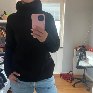 Svart polotröja - Säljer en svart polotröja i ok skick. Perfekt för kyliga dagar med sin höga krage och långa ärmar. Tröjan är mjuk och bekväm, men nopprig på framsidan! Kontakta mig vid frågor💕