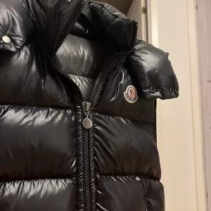 Säljer min otroligt snygga moncler väst i super fint skick. Finns endast ett litet pinhole. Storlek 1 passar S/M. 2021 modell. Tags ingår. Pris 4995kr