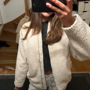 Beige teddyjacka från H&M - Mysig beige teddyjacka från H&M i lurvigt material, storlek S. Fin till hösten. 