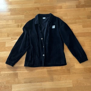 Svart corduroy skjortjacka - Svart corduroy skjortjacka, perfekt för sommaren och våren. Säljer då den inte kommer till användning 