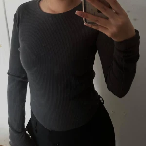 Grå body - Säljer denna gråa body som är öppen vid ryggen 