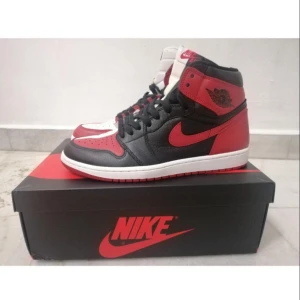 Jordan 1 high - Höga Jordan 1, rödsvarta nytt skick. Säljer dom för 2100kr vid snabb affär.