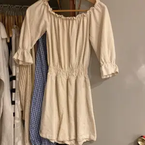 Säljer en superfin beige jumpsuit från NLY Trend i storlek S. Jumpsuiten har en offshoulder-design med halvlånga ärmar och en elastisk midja som ger en smickrande passform. Perfekt för vår och sommar! 🌼Helt toppen också med jumpsuit om man tycker att en klänning är obekvämt eller helt enkelt bara vill kunna vara med på alla lekar i sommar. Endast använd 1 gång