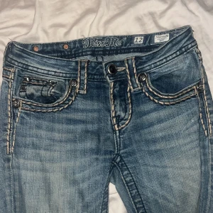 Miss me jeans - Intressekoll på mina snygga miss me jeans då dom börjar bli för korta❤️ verkligen mina favorit jeans så jätte tråkigt men kommer endast sälja för bra bud❤️ skriv prisförslag men kostar mycket nya! Har lite slitningar där ner som ni ser på sista bilden!