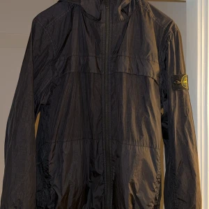 Svart Vindjacka från Stone island - Väldigt välvårdad Stone island Jacka som jag köpte på Joel i Borås i slutet på sommaren. Nästan som ny, Storlek M Nypris 6899. 