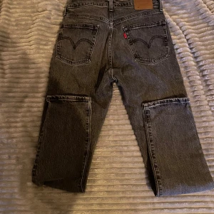  jeans från Levi's - nästan aldrig använda. för små för mig nu. kan gå ner i pris. köpta från carlings. kvitto finns 