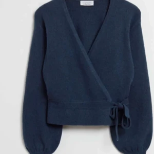 Tröja från other stories - Säljer den är super fina stickade tröjan från other stories som man knyter i midjan och alldrig andvänd!💞💞 Köpt för 550kr