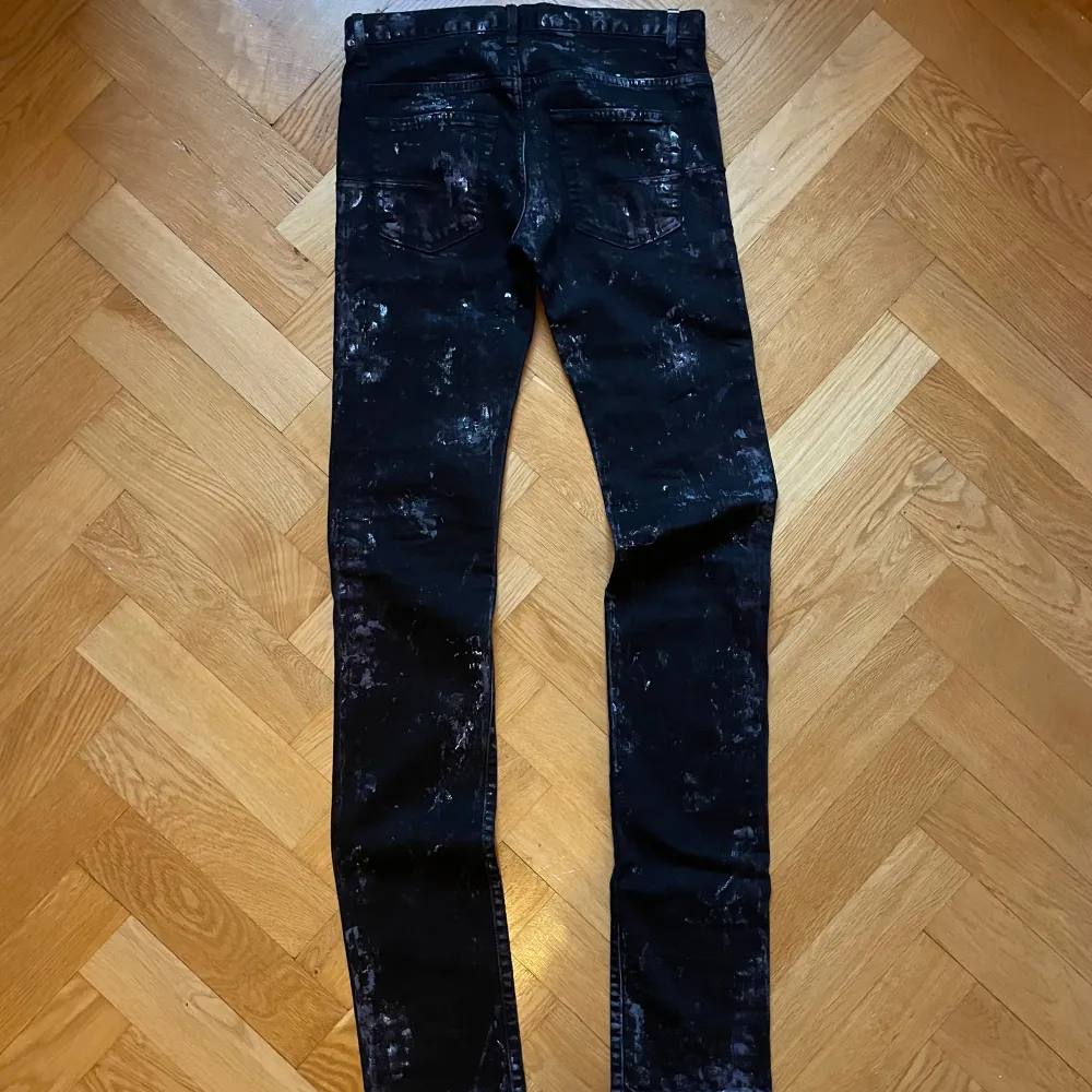 Dior homme AW10 paint splatter jeans. 9.5/10 skick, inga defekter alls. W28 L37, slim-straight-stacked fit. Dm om du har fler frågor!👨‍🎨🎨👖. Jeans & Byxor.