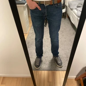 Levi’s jeans 511 - Snygga jeans med perfekt passform!  Säljer två par Levi’s 511. Grå och blå (kolla konto). De är i väldigt fint skick och i storlek 28:32. Modellen på bilden är 175cm lång. Nypris ligger runt 1200kr. Hör av er vid minsta fråga. Pris kan diskuteras. 