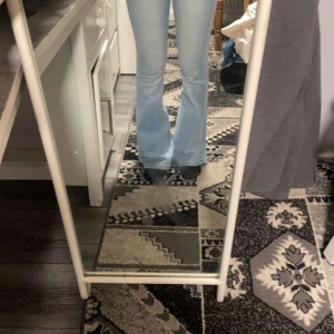 Ljusblå bootcut jeans - Säljer ett par ljusblå bootcut jeans i bra skick. De är högmidjade och har en snygg utsvängd stil,säljs pågrund av att jag behöver rensa min garderob, alla jeans jag säljer är använda 3-5 gånger 