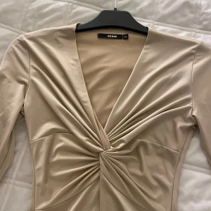 Body med detalj - Body/topp i väldigt bra skick, endast använd en gång