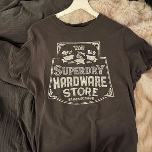 Super dry t-shirt - Tjo! Säljer denna fina t-shirt som jag köpte i Grekland från Superdry. Det är en small men sitter som en medium. Mycket bra kvalitet och 100% bomull! 🤗