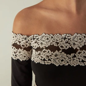 Intimissimi topp - Intimissimi topp, off shoulder. Verkligen såå fin!! Säljer då den tyvärr inte kommer till användning. Storlek S. Aldrig använd. Osäker på orginalpriset då jag fick produkten i present och priset går ej att hitta på hemsidan. Toppen säljs inte längre från Intimissimis hemsida. 