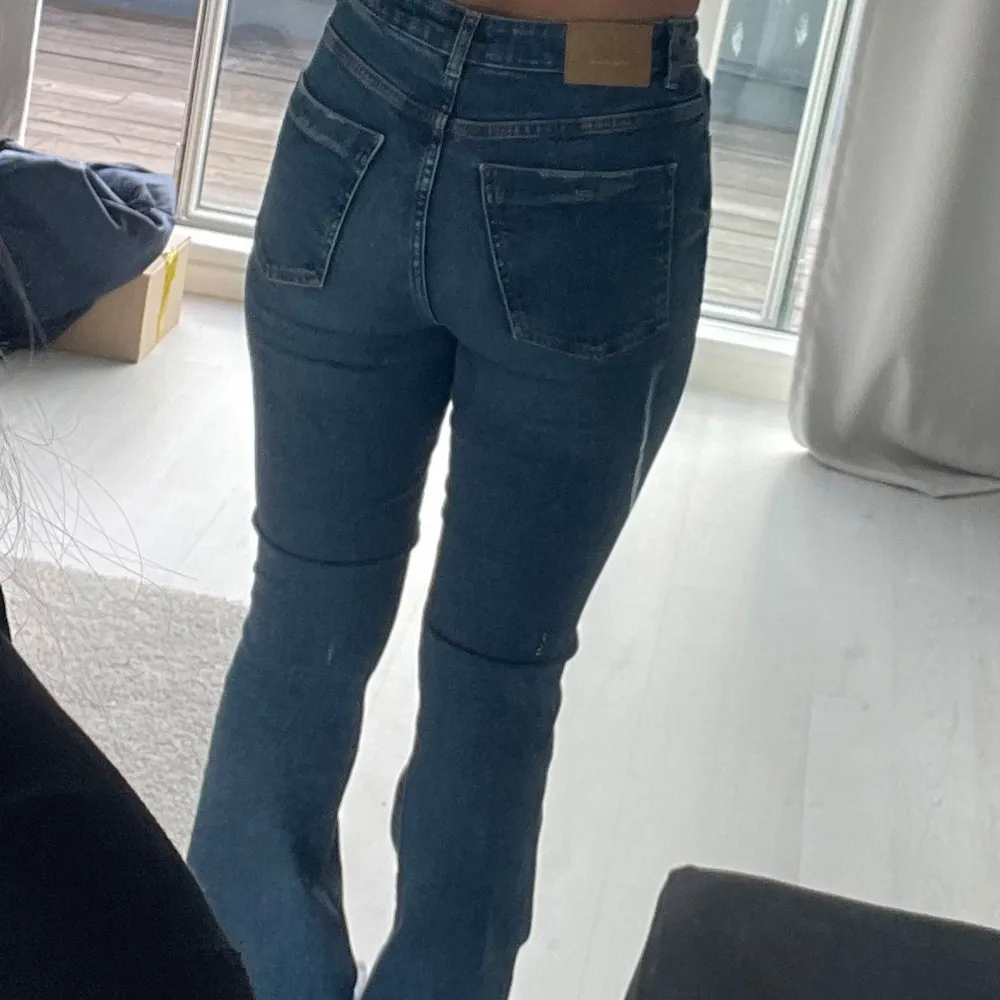 Snygga mörkblå jeans med bootcut. Högmidjade.. Jeans & Byxor.