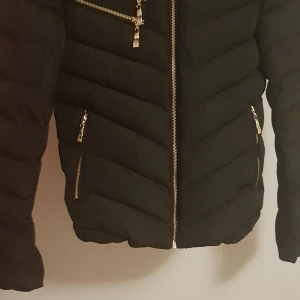 Vinternjacka - Jag säljer mina fina Hollies chatel vinterjackan , Storlek 36 med äkta päls. Jackan är mycket bra skick använd 2 gånger som ny den tyvärr är för liten för mig, inga skador ej smutsig, Jackan har legat i orginalpåsen hela tiden,Hör av dig vid intresse