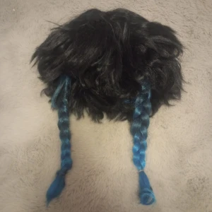 Venti Genshin impact wig - Använd 5 ggr, lite bränd på topparna från att styla men går att fixa 