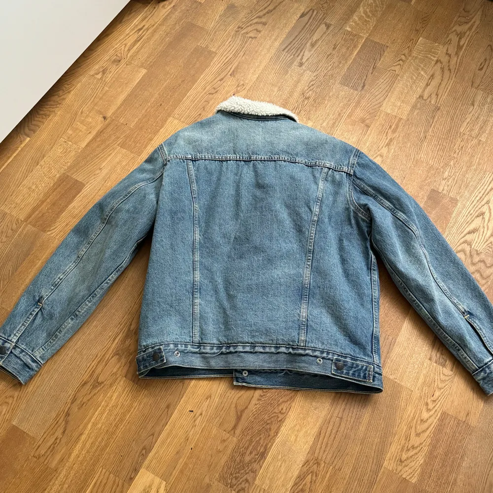 Asball jeansjacka från Levi's med teddyfoder. Perfekt nu till vintern med tjockt fodrat material på insidan. Köpt i fysisk Levi’s butik för 1299kr men aldrig använd därav nyskick. . Jackor.