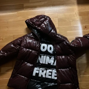 Save the duck  m - Den här Jackan har använts några gånger men är i ny skick och är ny pris 3700. Diskutera pris i dm