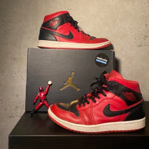 Nike Air Jordans Röd&Svart - Nike Air Jordan Skor i Rött & Svart. Skriv för frågor eller liknande 😍